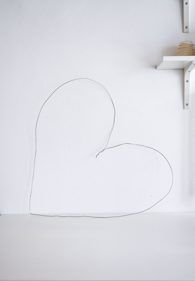 wire for a DIY Wall Valentine’s Day Decoration