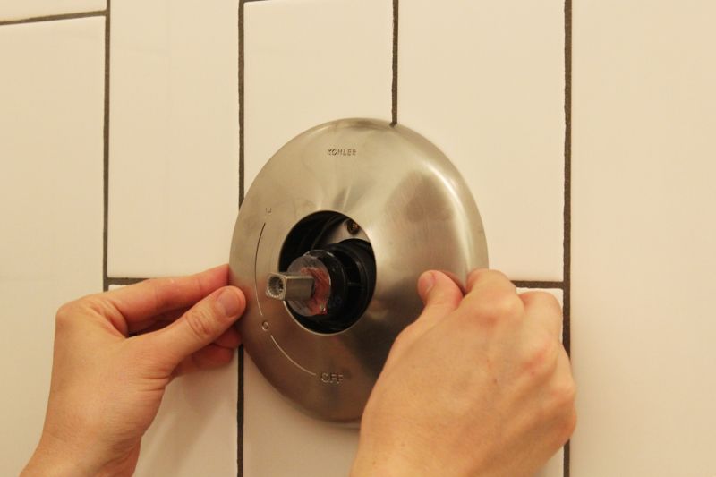 Place the tub handle’s faceplate over the seal plate