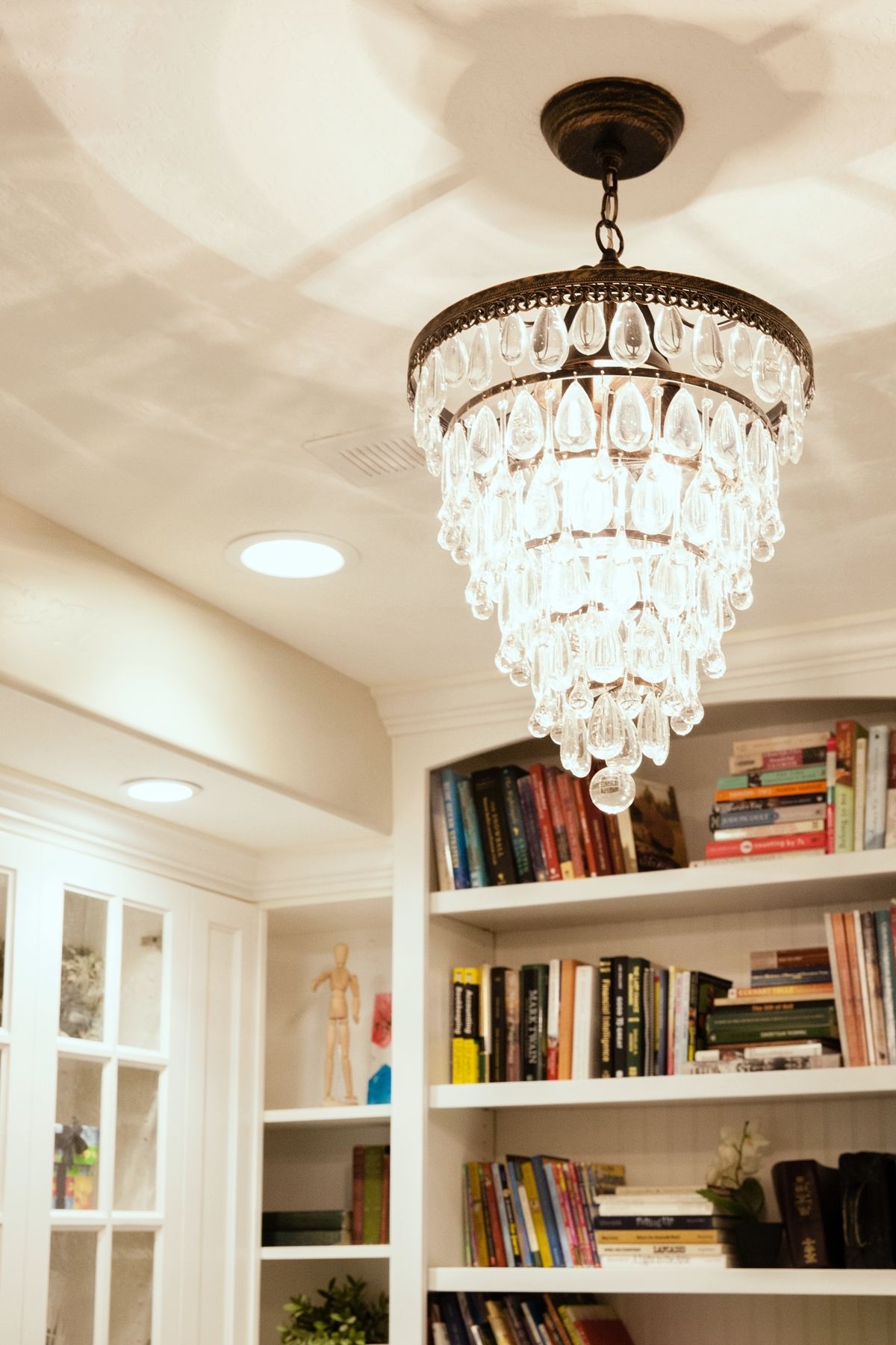 Chandelier sophistication to any family room’s décor