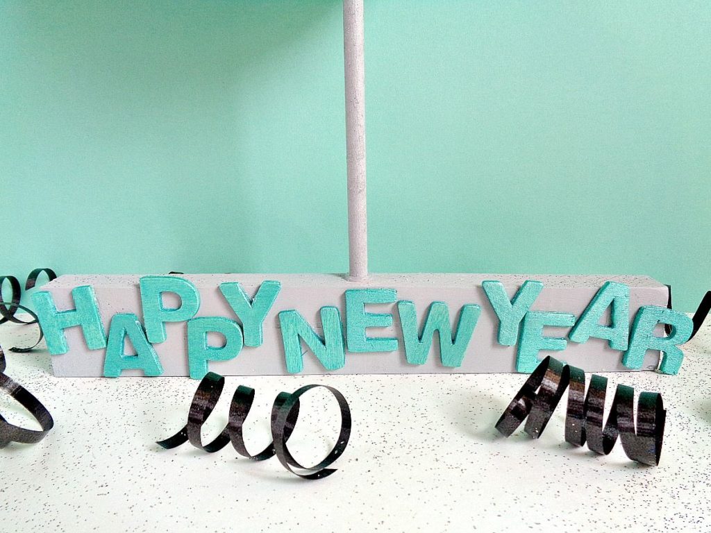 DIY New Years Eve Decorations for Dining Table