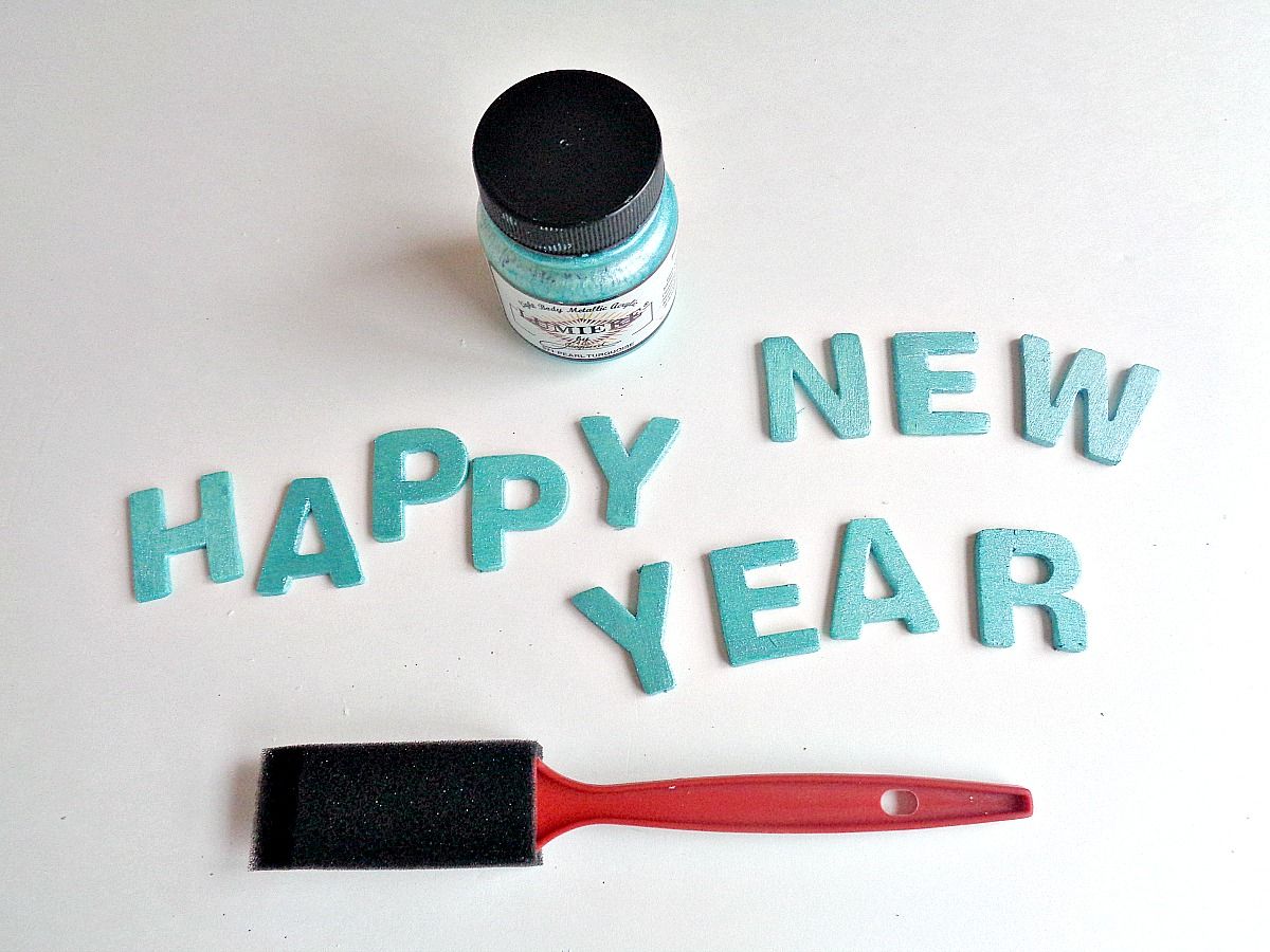 New Year’s Eve Table Centerpiece - Painting the letters