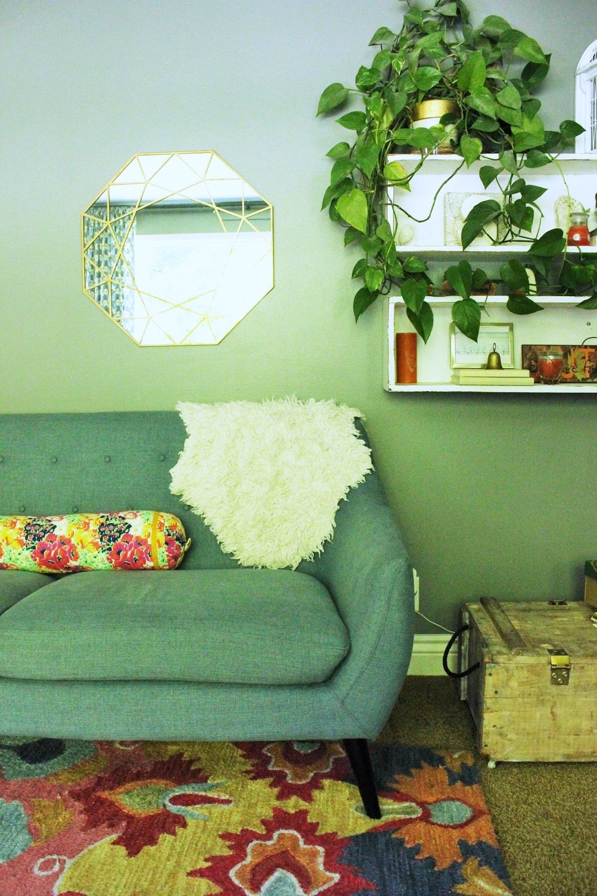 Living room feng shui - gray accnets